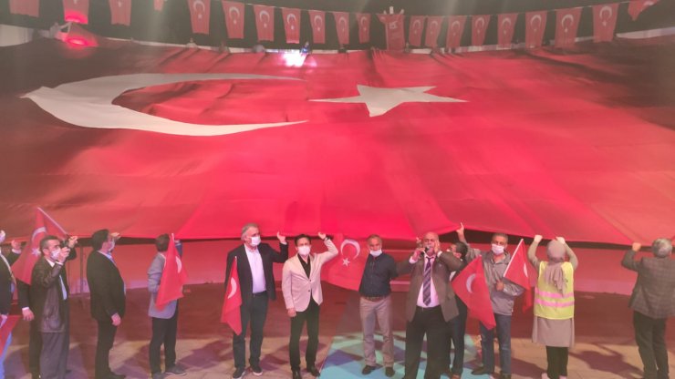 Selalar eşliğinde dev Türk Bayrağı açıldı