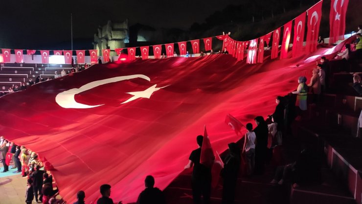 Selalar eşliğinde dev Türk Bayrağı açıldı
