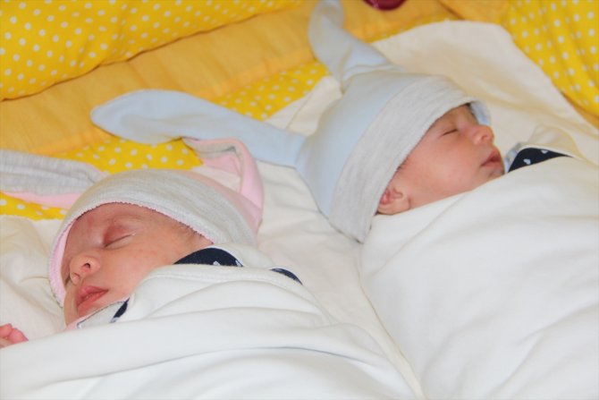 Suriyeli aile ikiz kızlarına "Aya" ve "Sofya" adını verdi
