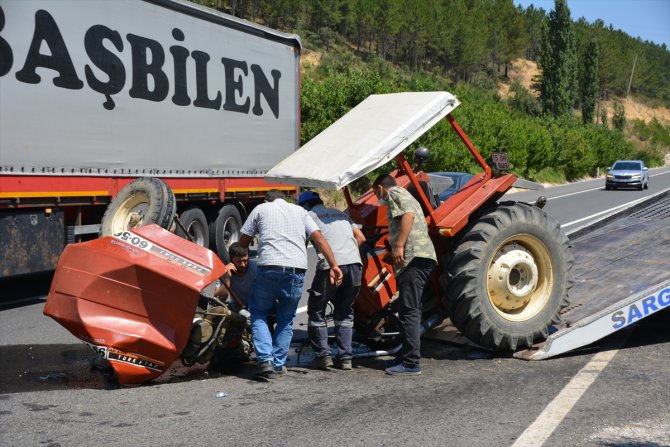 Uşak'ta traktör, otomobil ve tankerin karıştığı kazada 4 kişi yaralandı