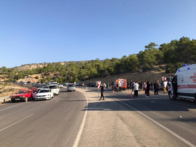 Mersin'de askerleri taşıyan otobüs devrildi