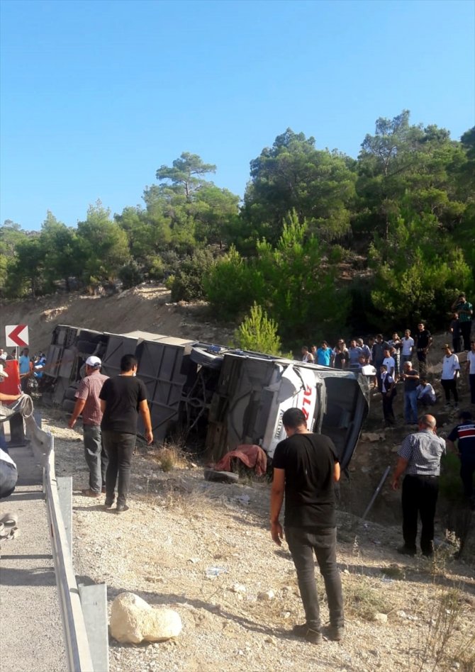 Mersin'de askerleri taşıyan otobüs devrildi