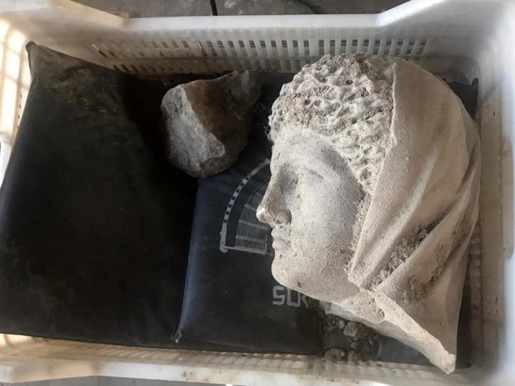 Perge'de, 1700 yıllık kadın heykeli bulundu