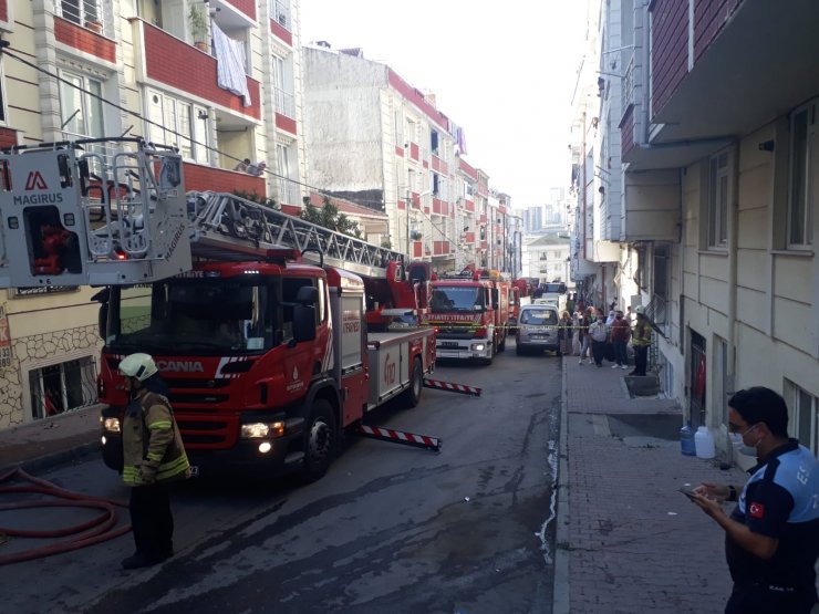 Esenyurt'ta yangın ; Bir kadın ve çocuk ağır yaralandı (1)