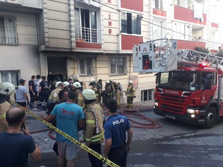 Esenyurt'ta yangın ; Bir kadın ve çocuk ağır yaralandı (1)