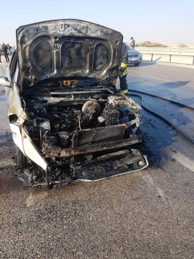 Konya’da seyir halindeki otomobilde yangın