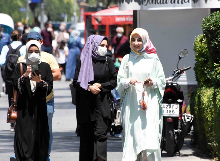 Vaka sayısının arttığı Konya'da, maske ve sosyal mesafe unutuldu
