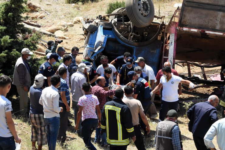Konya'da kurbanlık yüklü kamyon şarampole devrildi: 3 yaralı
