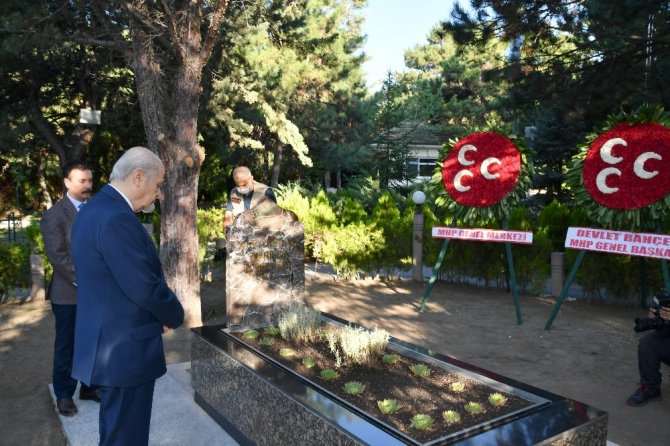 Bahçeli, Alparslan Türkeş’in mezarını ziyaret etti