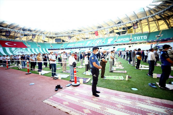 Konya’da bayram namazı stadyumda kılındı