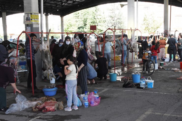 Konya'da kurban kesiminde sosyal mesafe unutuldu