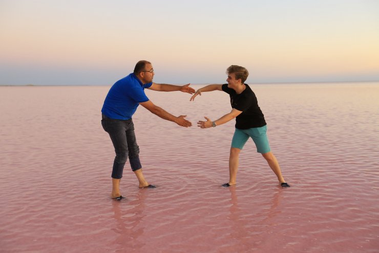 Pembe renge bürünen Tuz Gölü, ilgi odağı oldu 