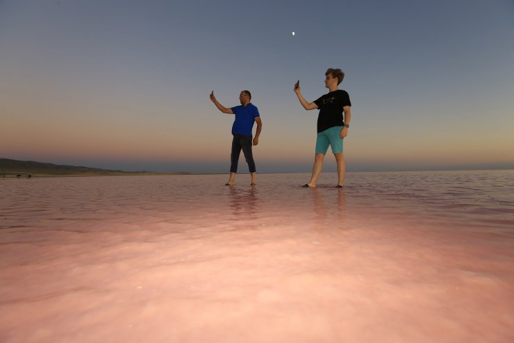 Pembe renge bürünen Tuz Gölü, ilgi odağı oldu 