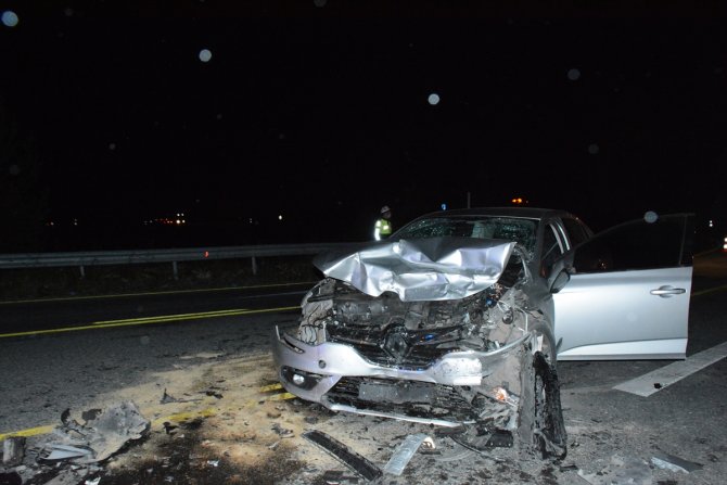 İki otomobil çarpıştı: 1 ölü, 4 yaralı