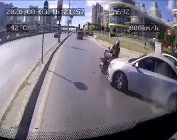 Halk otobüsü motosiklete çarpmamak için refüje çıktı: 2 yaralı