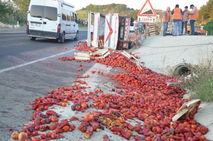 Kamyonet devrildi, domatesler yola saçıldı