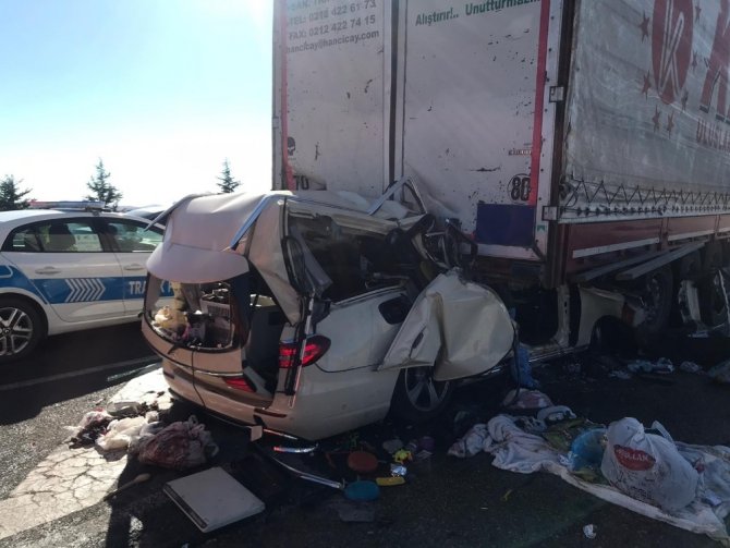 Konya- Ankara karayolunda otomobil güvenlik şeridndeki tıra çarptı: 5 ölü