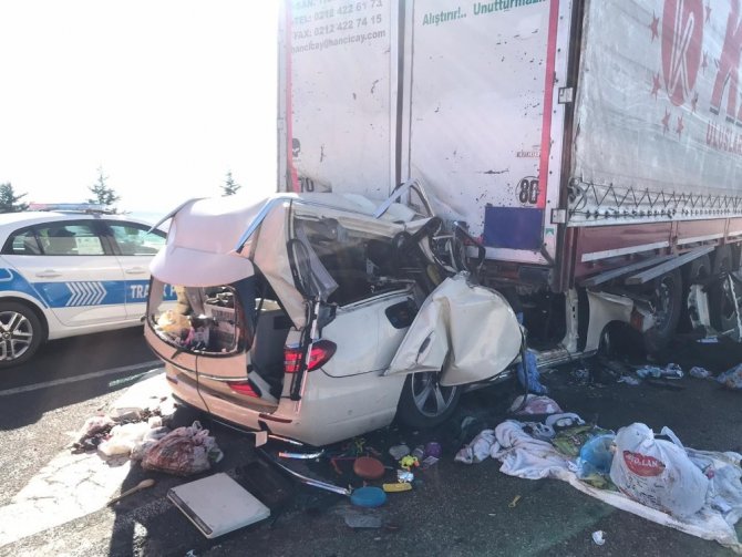 Konya- Ankara karayolunda otomobil güvenlik şeridndeki tıra çarptı: 5 ölü