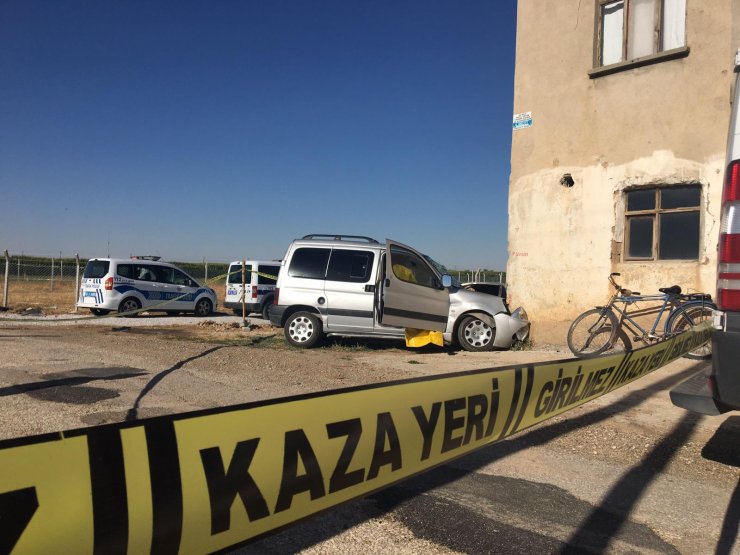 Konya.'da hafif ticari araç evin duvarına çarptı: 1 ölü, 2 yaralı