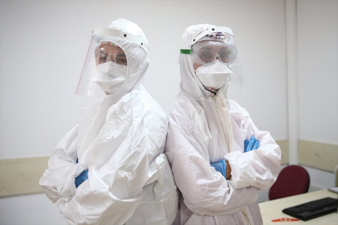 "Koronavirüs dedektifleri" yüksek nem ve sıcağa rağmen fedakarca çalışıyor