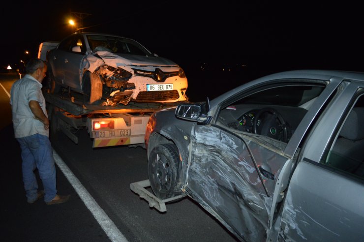 Elazığ'da 3 araç çarpıştı: 4 yaralı