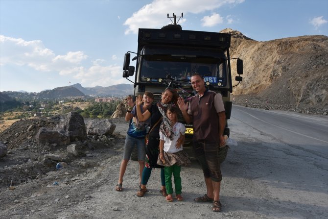 Kovid-19 salgını nedeniyle 7 ay İran'da kalan Hollandalı gezgin aile Hakkari'de