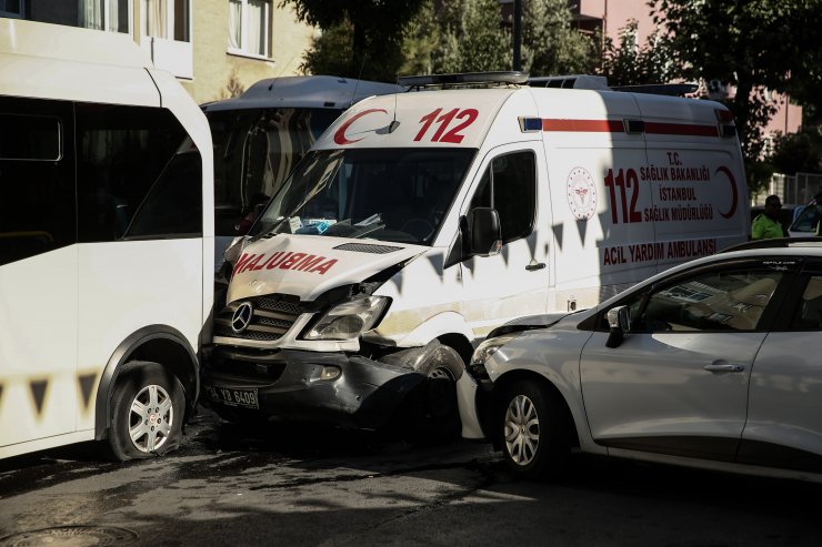 Küçükçekmece'de ambulans kazası kamerada