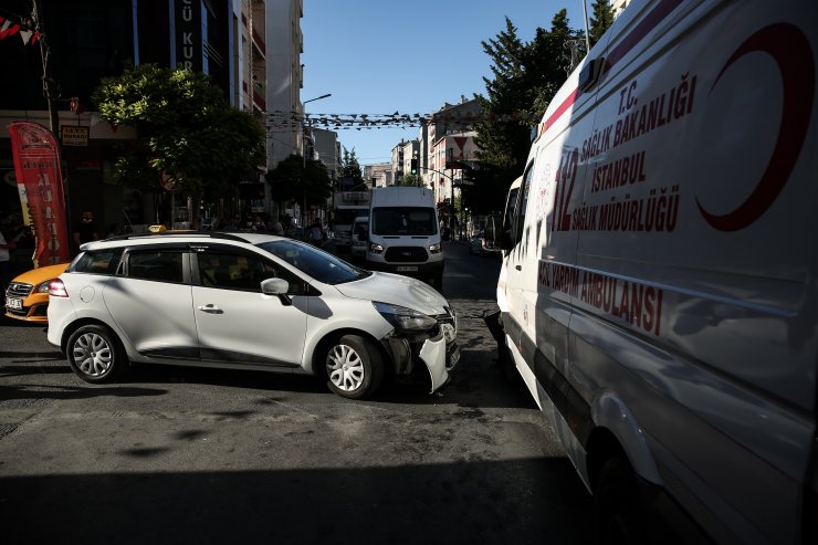 Küçükçekmece'de ambulans kazası kamerada