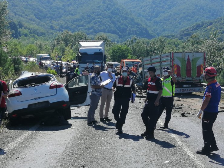 Otomobille kamyonet çarpıştı: 2 ölü, 3 yaralı 