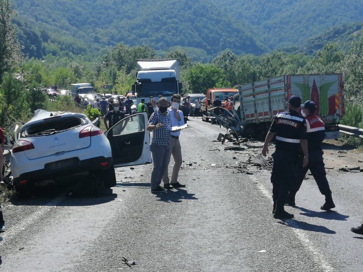 Otomobille kamyonet çarpıştı: 2 ölü, 3 yaralı 