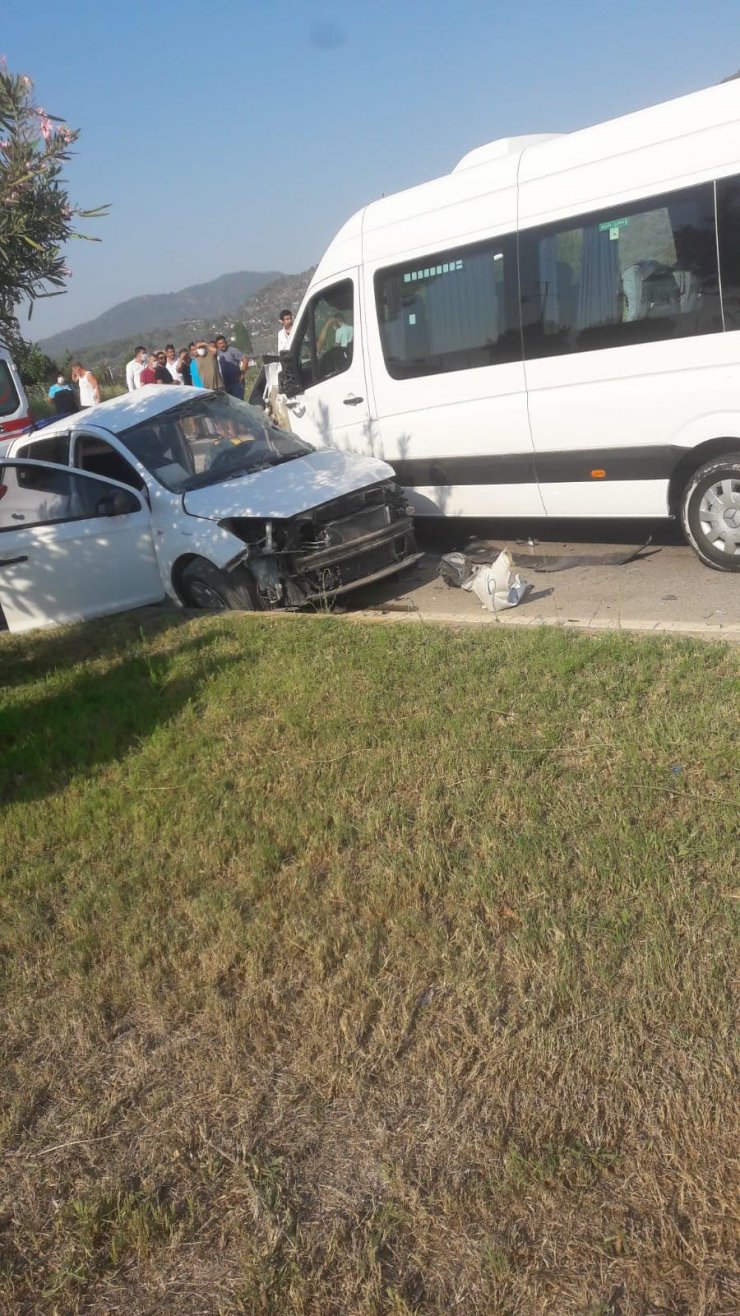 Otomobille turistlerin taşındığı minibüs çarpıştı: 1 ölü, 10 yaralı