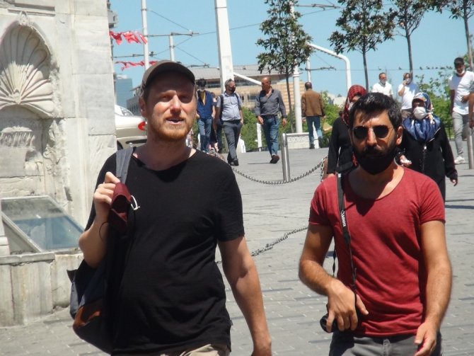 Taksim’de maske unutuldu