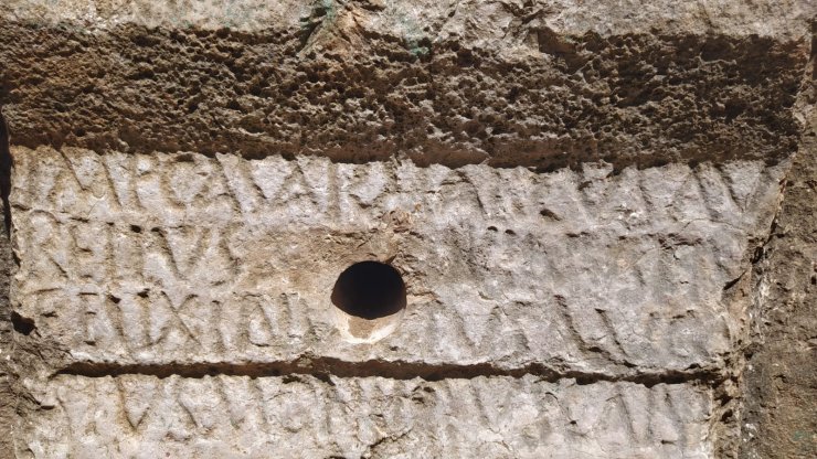 1800 yıllık yazıtta defineci tahribatı