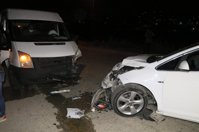 Adana’da otomobil ve minibüs çarpıştı: 3 kişi yaralandı