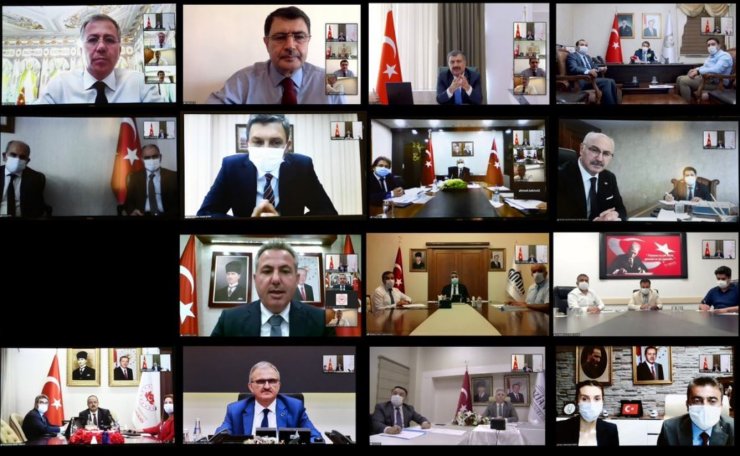 Bakan Koca'dan salgın planlamasına ilişkin 14 ayrı videokonferans görüşmesi