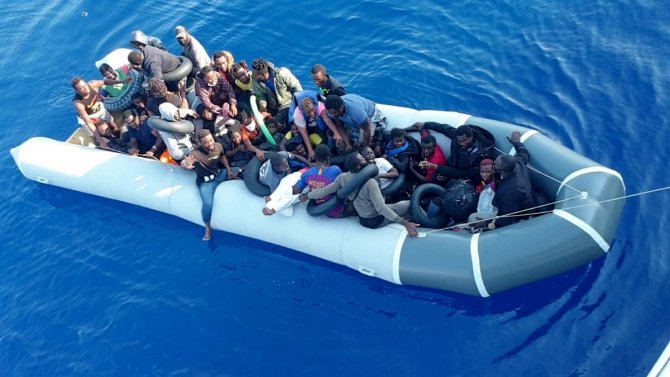 Muğla'da Türk kara sularına itilen 37 sığınmacı kurtarıldı