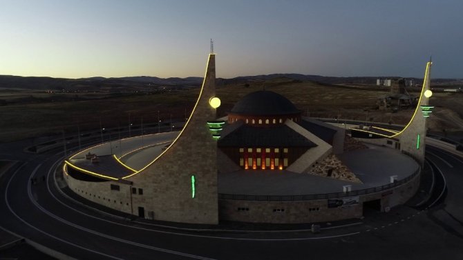 Türkiye’nin ilk ay yıldızlı camisi yarın açılıyor