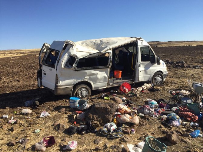 Şanlıurfa'da tarım işçilerini taşıyan minibüs devrildi: 1 ölü, 25 yaralı