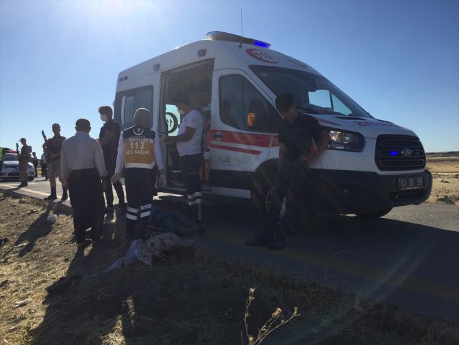 Şanlıurfa'da tarım işçilerini taşıyan minibüs devrildi: 1 ölü, 25 yaralı
