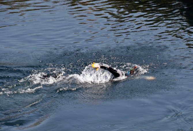 Kanalda yüzerken kaybolan 17 yaşındaki Sezgin’i 15 dalgıç arıyor