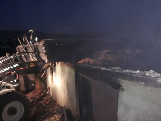 Konya'daki yangında ahırdaki 12 ton saman yandı, bir eşek telef oldu