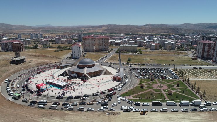 Türkiye'de ilk olma özelliği taşıyan ay yıldız mimarili cami ibadete açıldı