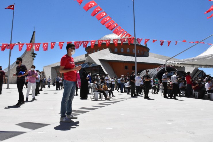 Türkiye'de ilk olma özelliği taşıyan ay yıldız mimarili cami ibadete açıldı