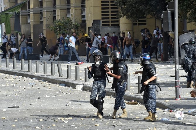 Beyrut’taki protestolar sırasında 1 polis öldü, yaralı sayısı 238’e yükseldi