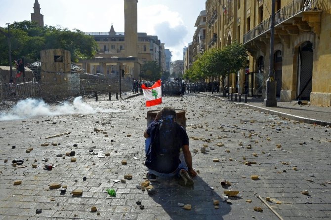 Beyrut’taki protestolar sırasında 1 polis öldü, yaralı sayısı 238’e yükseldi