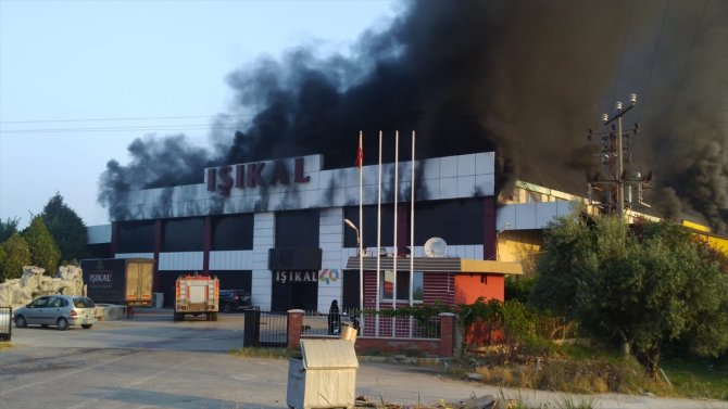 Manisa'da mobilya fabrikasında yangın