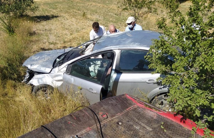 Otomobil tarlaya uçtu: Anne öldü, eşi ve 2 çocuğu yaralandı