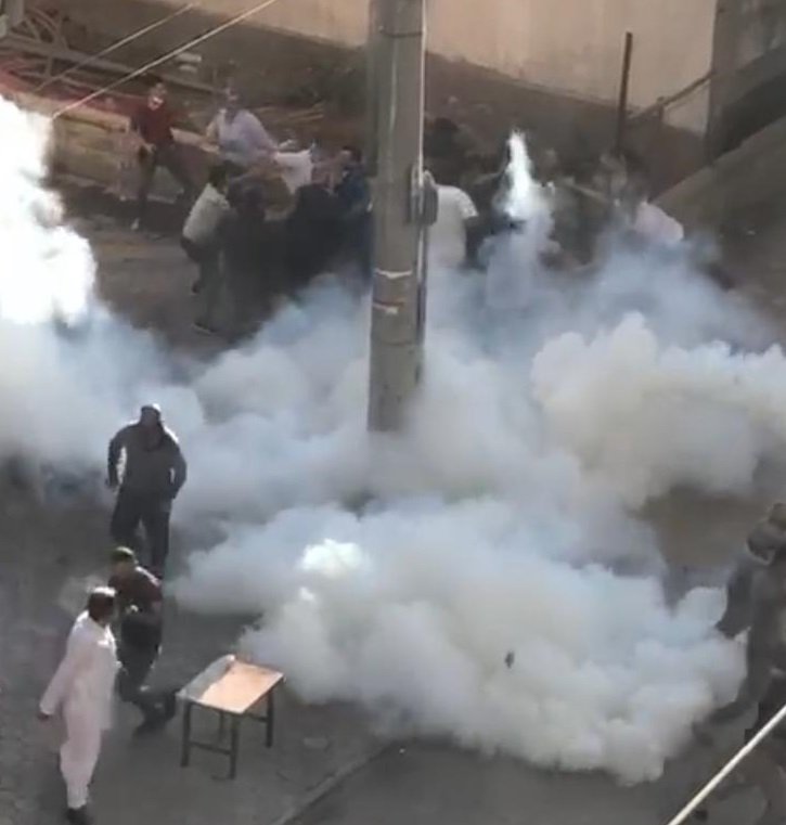 Polis, taşlı sopalı kavgaya biber gazıyla müdahale etti