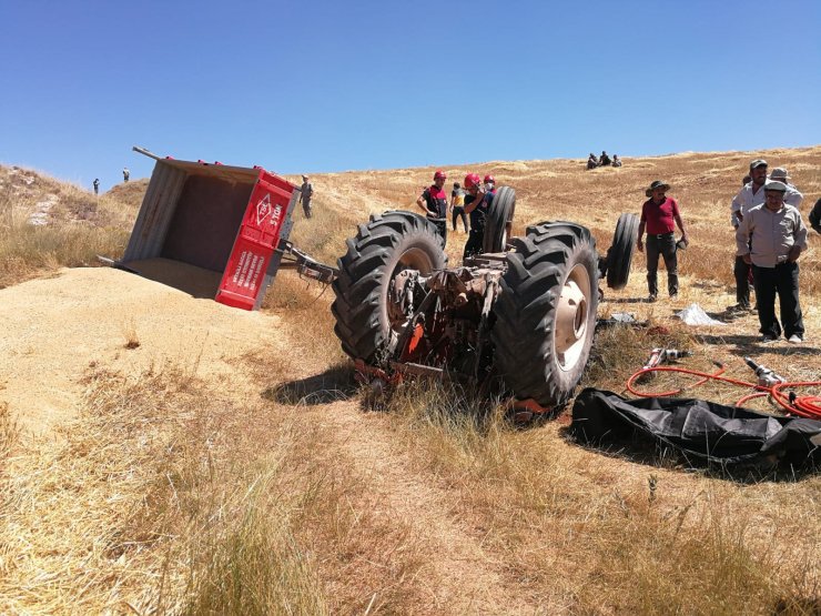 Sivas'ta traktör devrildi: 1 ölü 1 yaralı