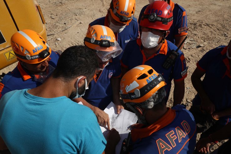 Türk ekiplerin Beyrut Limanı'ndaki arama-kurtarma çalışmaları sürüyor